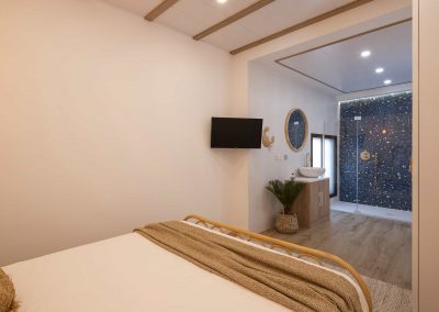 Palatina Concept Suites | Costa Tropical Dormitorio TV Baño